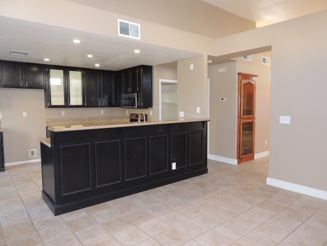 8255 Point Arena Ct in Sacramento, CA - Building Photo - Building Photo