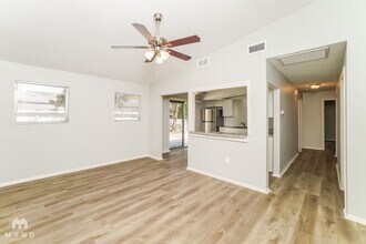 728 E Spruce St in Tarpon Springs, FL - Foto de edificio - Building Photo