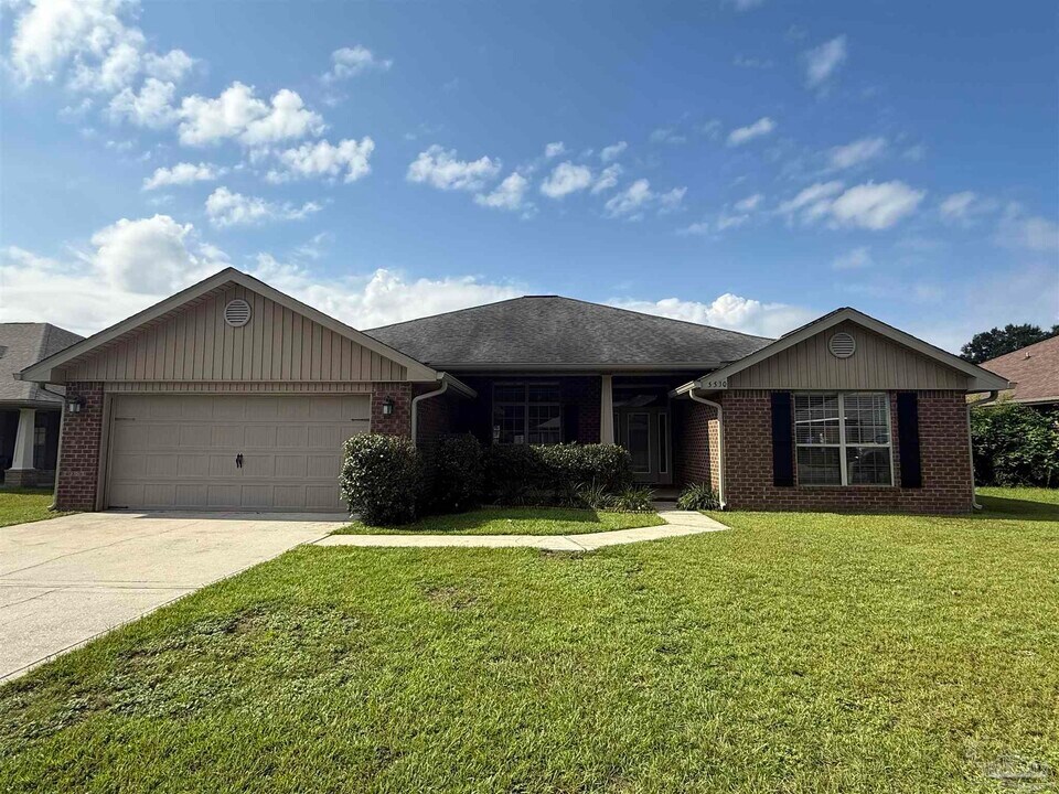 5530 Tucker Circle in Pace, FL - Foto de edificio
