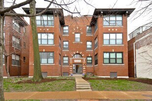 5621 Pershing Ave in St. Louis, MO - Building Photo