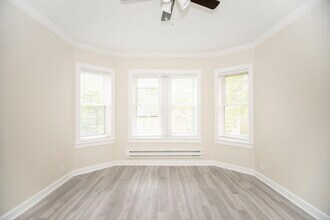 655 W Roscoe St, Unit 2 in Chicago, IL - Foto de edificio - Building Photo