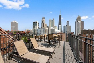 100 W. Chestnut in Chicago, IL - Foto de edificio - Building Photo