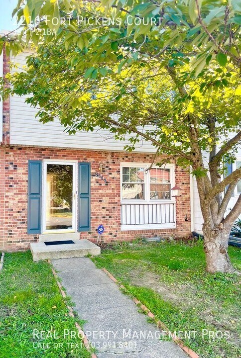 2216 Fort Pickens Ct in Dumfries, VA - Building Photo