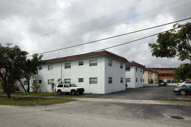 715 W 15th St in Hialeah, FL - Foto de edificio - Building Photo