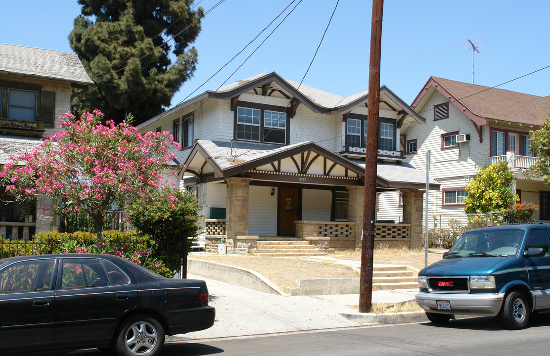 2759 Francis Ave in Los Angeles, CA - Building Photo