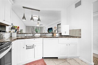 1670 NE 191st St in Miami, FL - Building Photo - Building Photo