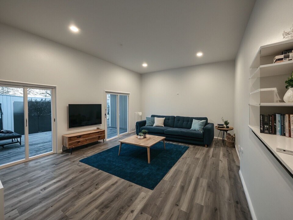 2800 W Segerstrom Ave in Santa Ana, CA - Building Photo