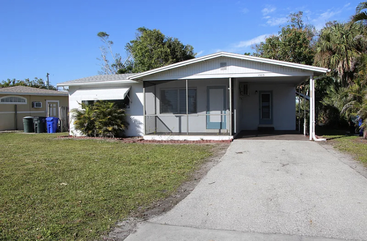 1935 Coronado Rd in Ft. Myers, FL - Building Photo