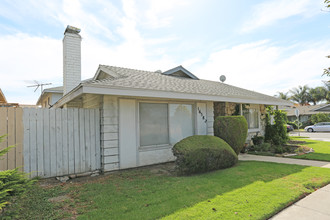 16582 Goldenwest St in Huntington Beach, CA - Building Photo - Building Photo