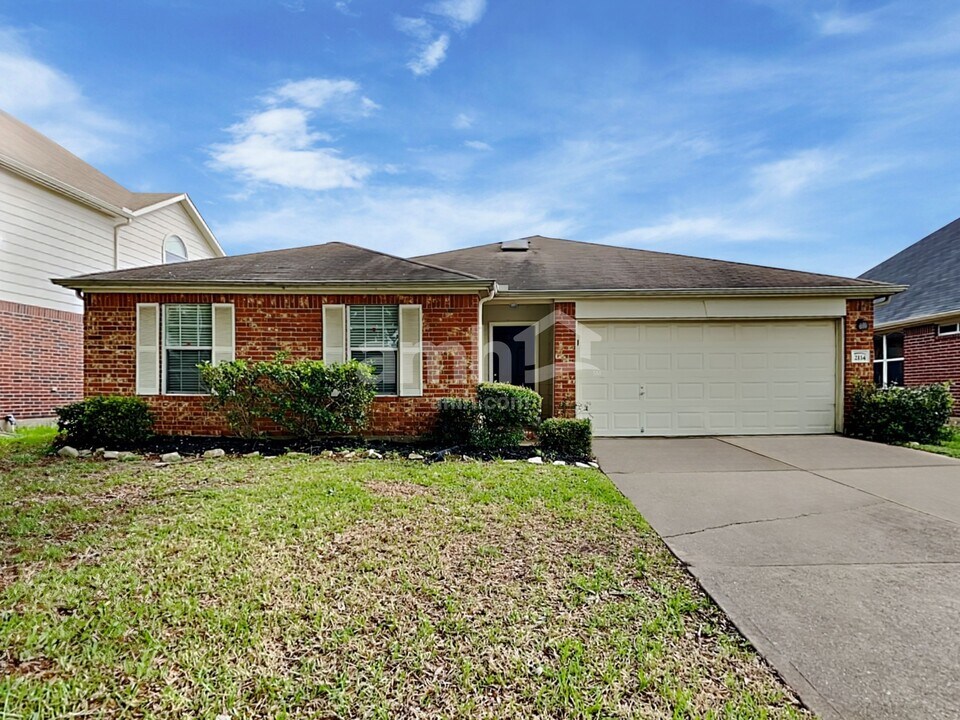 2114 English Green Way in Fresno, TX - Building Photo