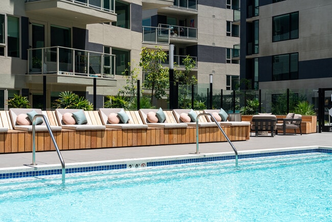 Linea in Los Angeles, CA - Foto de edificio - Building Photo