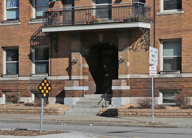 Lowry Hill District: Apartments in Minneapolis, MN - Foto de edificio - Building Photo