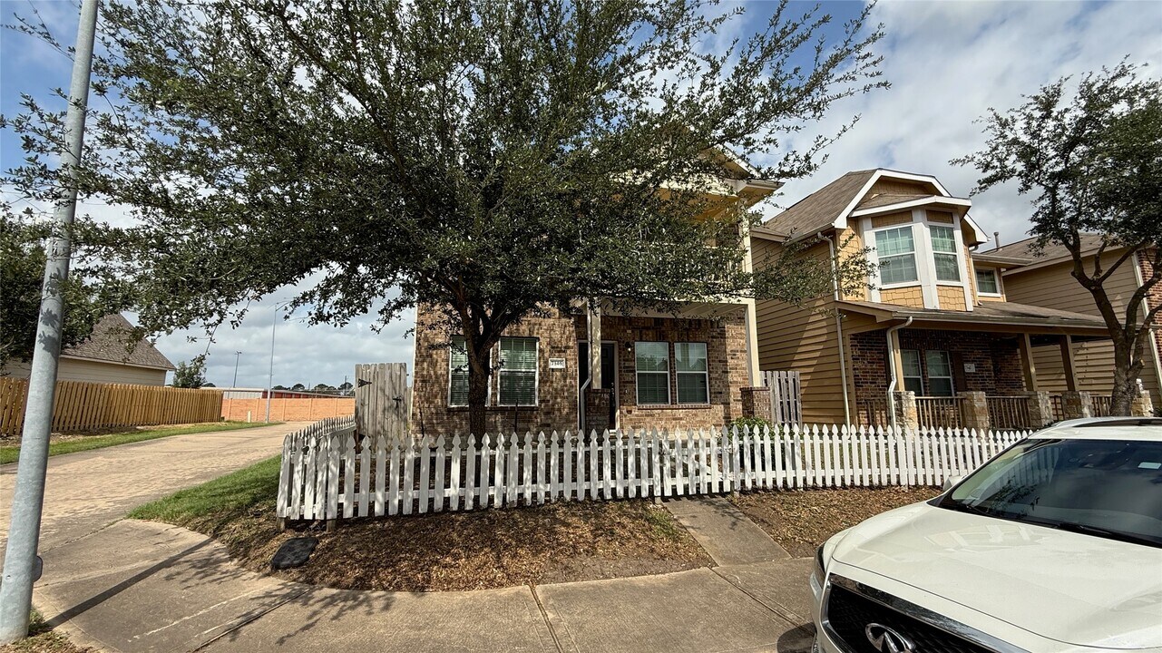 7346 Autumn Sun Dr in Houston, TX - Foto de edificio