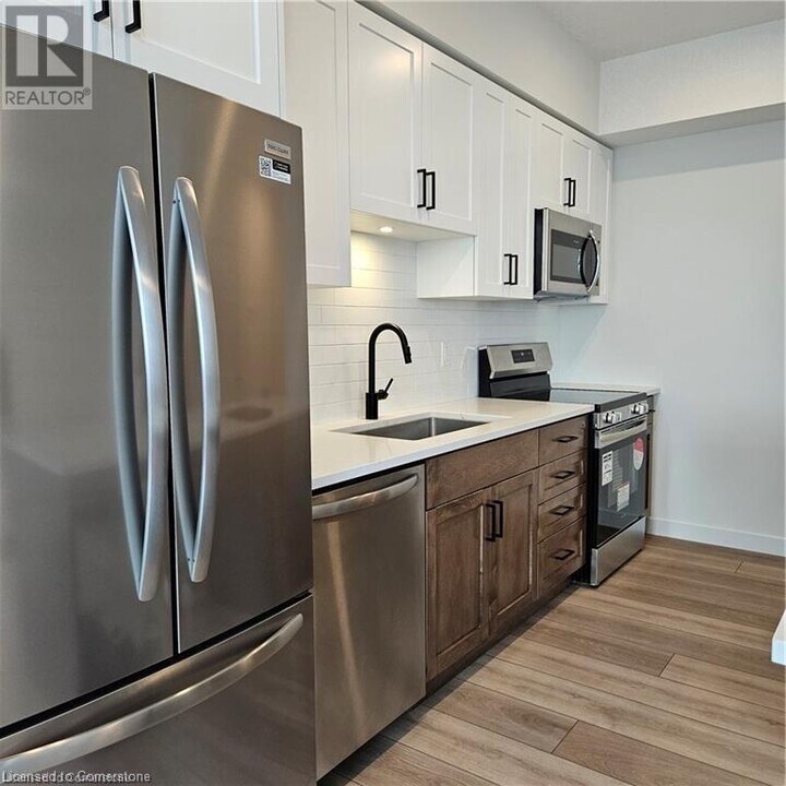 824 Woolwich St in Guelph, ON - Building Photo