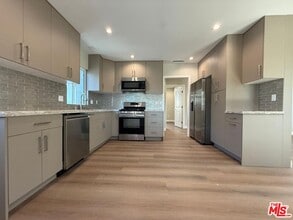 6403 Gentry Ave in Los Angeles, CA - Building Photo - Building Photo