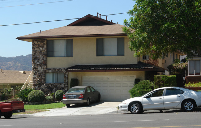 2126 Montrose Ave in Montrose, CA - Foto de edificio - Building Photo