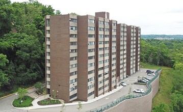 Walnut Towers at Frick Park in Pittsburgh, PA - Building Photo - Building Photo