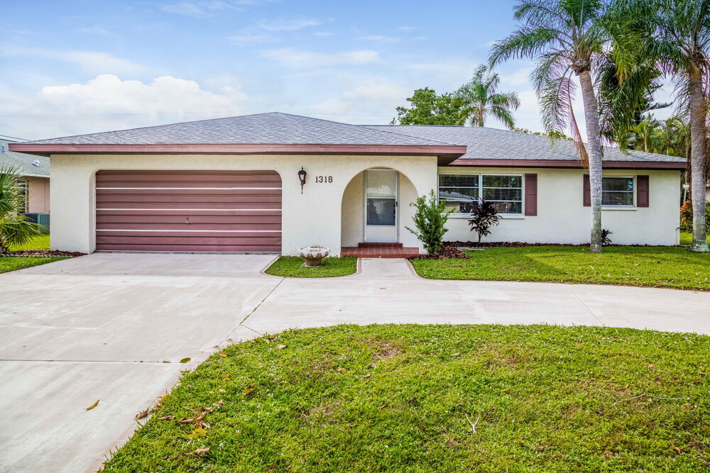 1318 Everest Pkwy in Cape Coral, FL - Foto de edificio