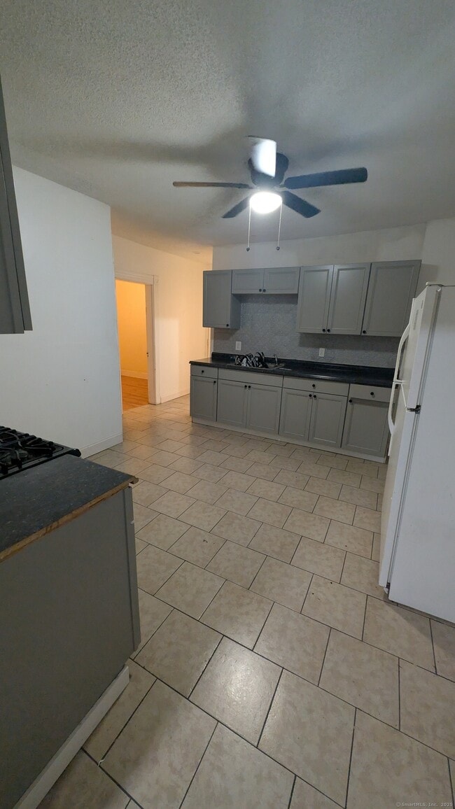 83 Lounsbury Ave in Waterbury, CT - Building Photo - Building Photo