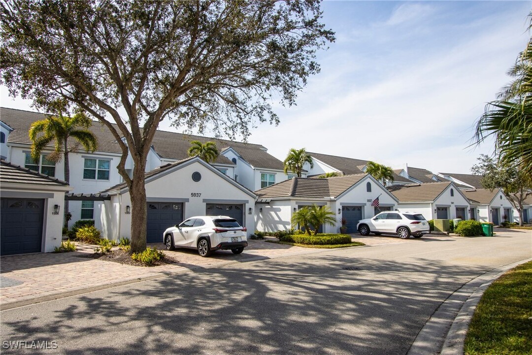 5937 Sand Wedge Ln in Naples, FL - Building Photo