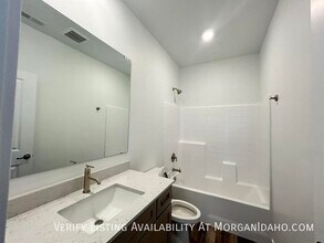 8205 W Grey Alder Dr in Eagle, ID - Foto de edificio - Building Photo