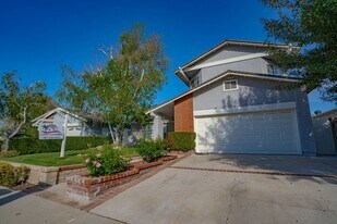 23630 Vía Delicia in Santa Clarita, CA - Building Photo