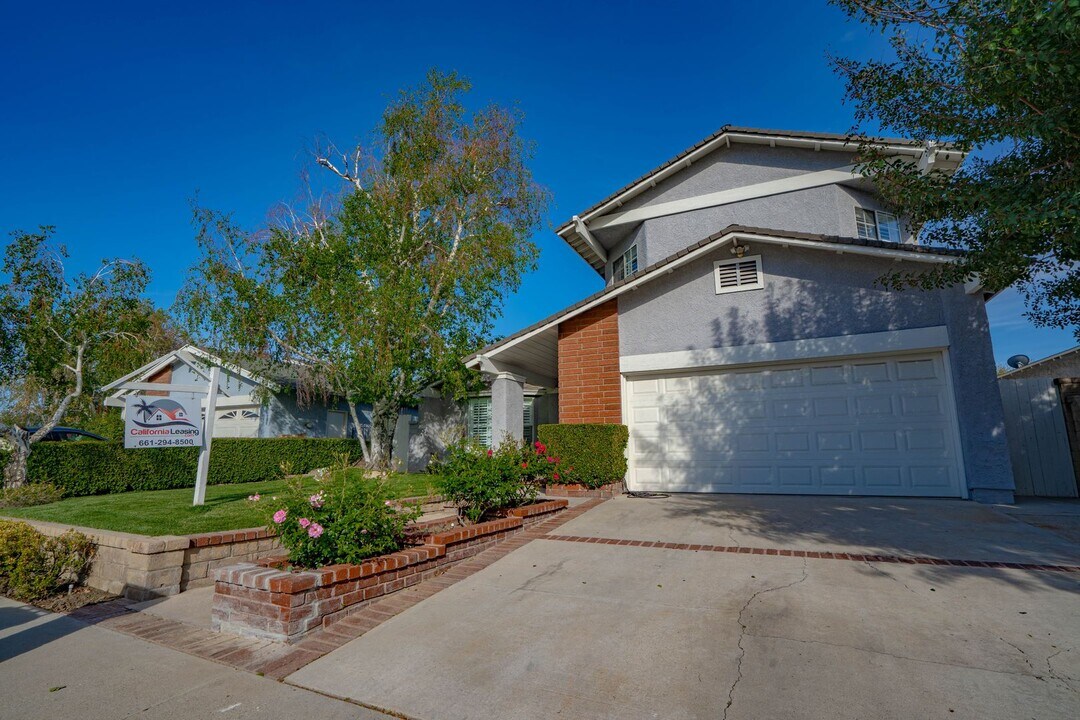 23630 Vía Delicia in Santa Clarita, CA - Building Photo