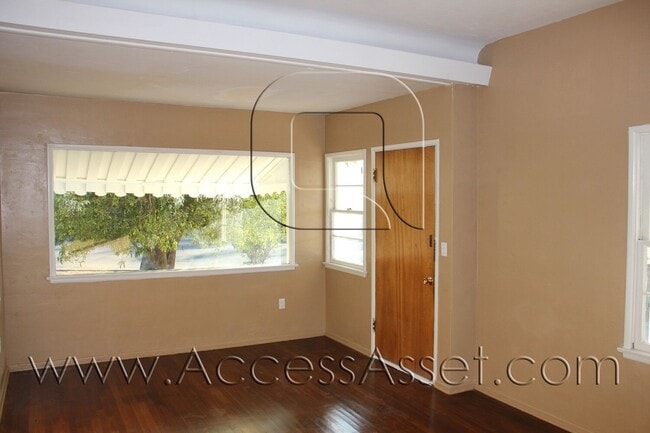207 E Graham Ave in Lake Elsinore, CA - Foto de edificio - Building Photo