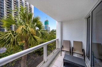 1717 N Bayshore Dr in Miami, FL - Foto de edificio - Building Photo