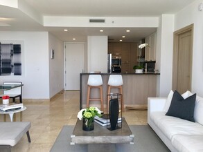 801 Brickell Key Blvd, Unit 2609 in Miami, FL - Building Photo - Building Photo