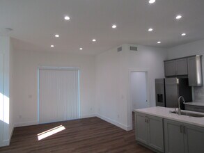 21206 De La Osa St in Los Angeles, CA - Foto de edificio - Building Photo