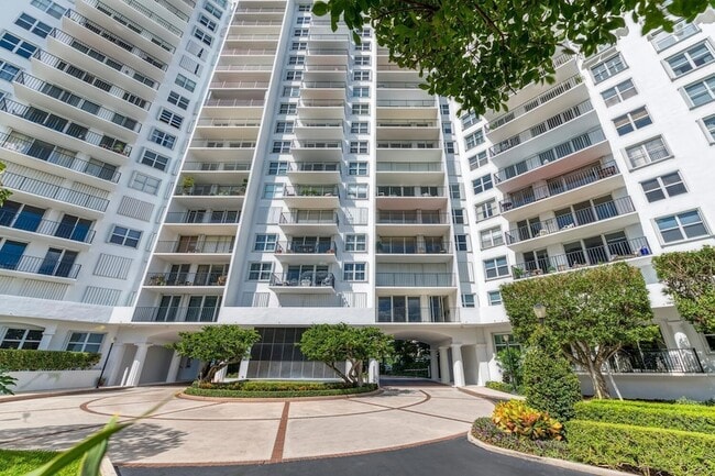 1701 S Flagler Dr, Unit APT 709 in West Palm Beach, FL - Foto de edificio - Building Photo