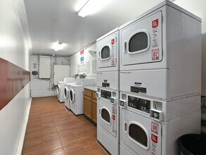 7228 Haskell Ave in Van Nuys, CA - Foto de edificio - Building Photo