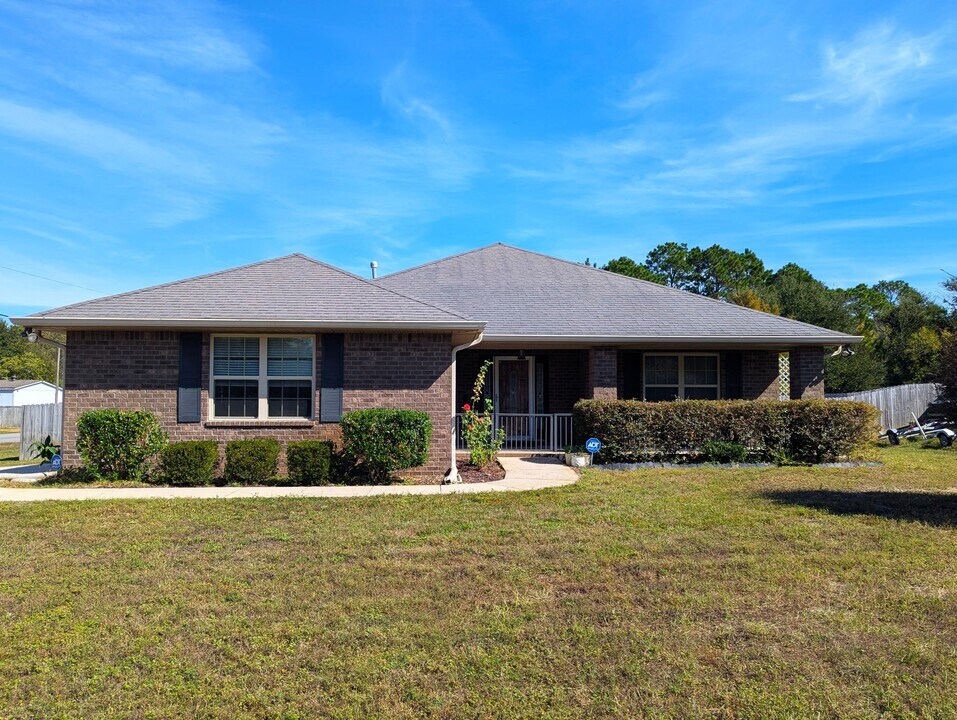 8129 Segura St in Navarre, FL - Building Photo