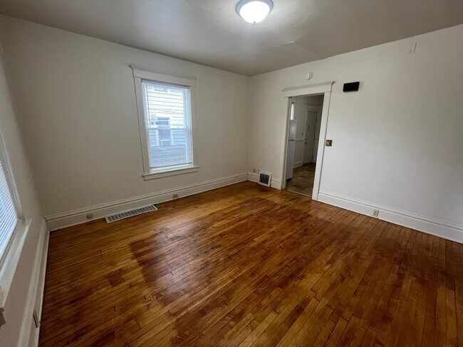 327 S Gardiner Ave-Unit -327 S. Gardiner #1 in Rockford, IL - Building Photo - Building Photo