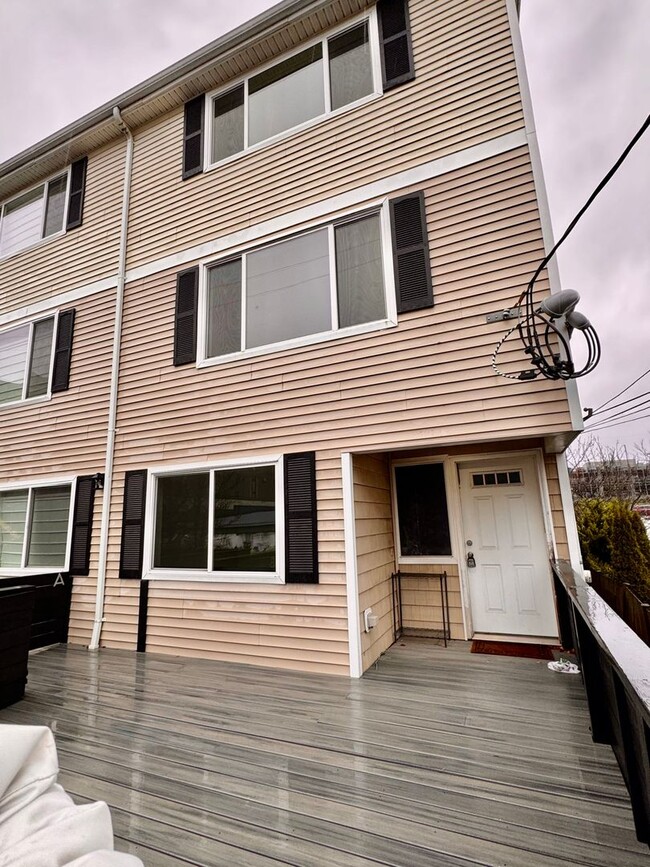 property at 1222 E Fir St