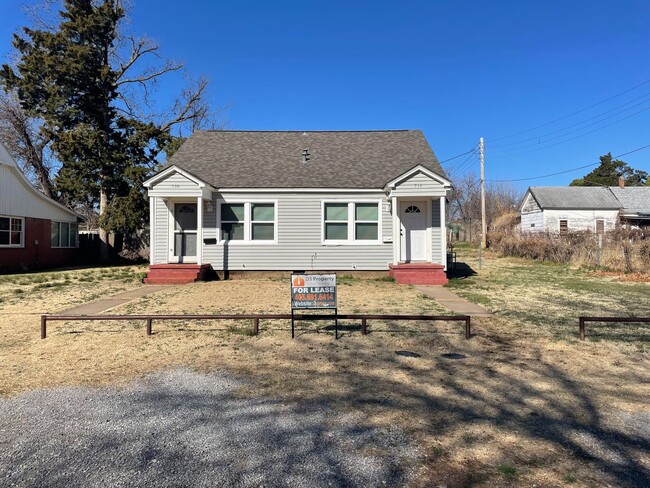 property at 718 S 10th St