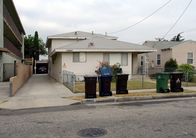 13809 Hawthorne Way in Hawthorne, CA - Building Photo - Building Photo