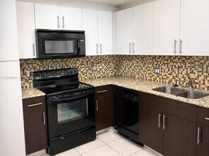405 Lakeview Dr in Weston, FL - Building Photo - Building Photo
