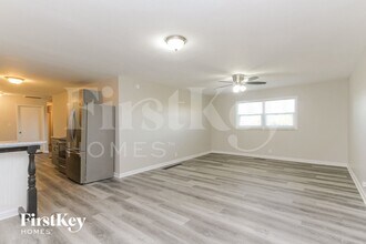 7733 W 21st St in Indianapolis, IN - Foto de edificio - Building Photo