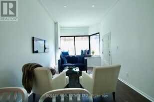 866 Broadview Ave in Toronto, ON - Building Photo