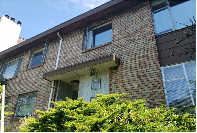 2210 Eastlake Ave E in Seattle, WA - Foto de edificio - Building Photo