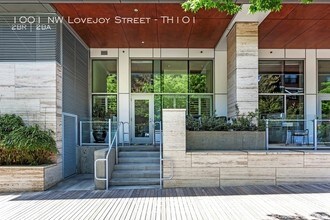1001 NW Lovejoy St-Unit -TH101 in Portland, OR - Building Photo - Building Photo