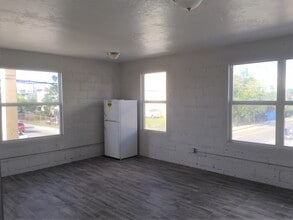 240 NW 8th Ave, Unit 2 in Miami, FL - Foto de edificio - Building Photo