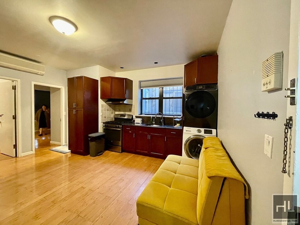 31-30 Ditmars Blvd in Queens, NY - Building Photo