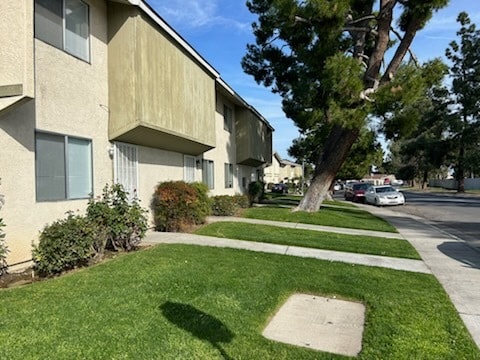 Teal Townehouses in Bakersfield, CA - Building Photo