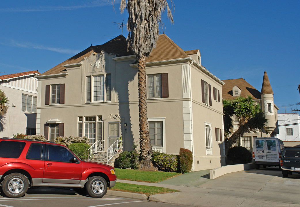 448 S Cloverdale Ave in Los Angeles, CA - Building Photo