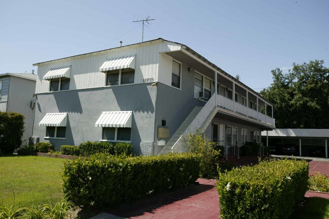 11729-11733 Riverside Dr in Valley Village, CA - Building Photo - Building Photo