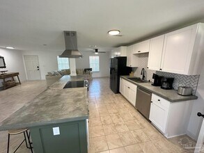 1406 Rancho Villa Dr in Gulf Breeze, FL - Building Photo - Building Photo