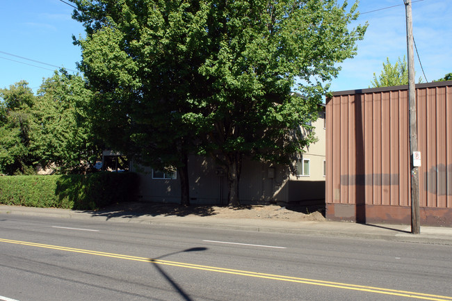 C & N Court Apartments in Portland, OR - Building Photo - Building Photo